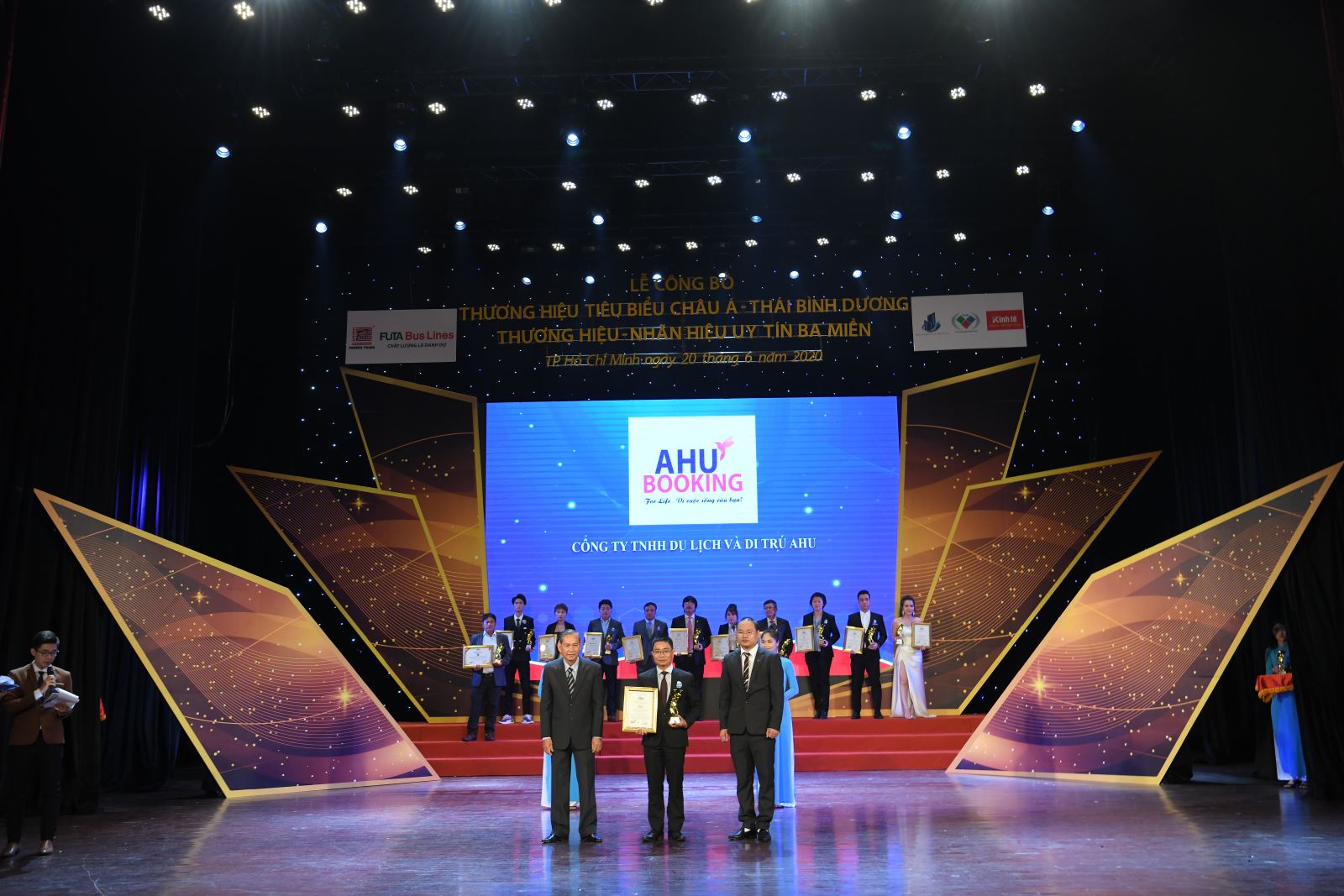Giám đốc Nguyễn Phạm Hà nhận giải thưởng tại lễ công bố