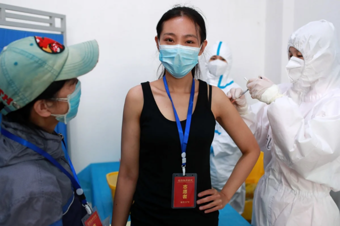 Tình nguyện viên tiêm thử vaccine tại Bắc Kinh, Trung Quốc. Ảnh: Zuma