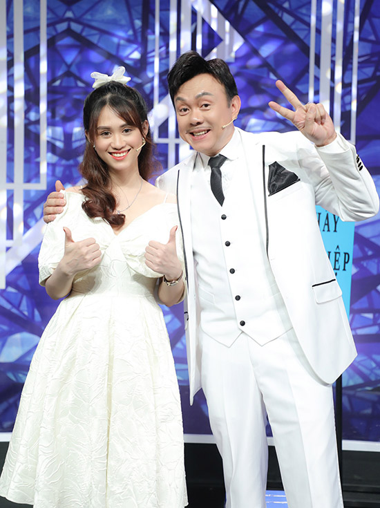 Chí Tài chơi gameshow cùng ca sĩ trẻ Jee Trần hồi tháng 11.
