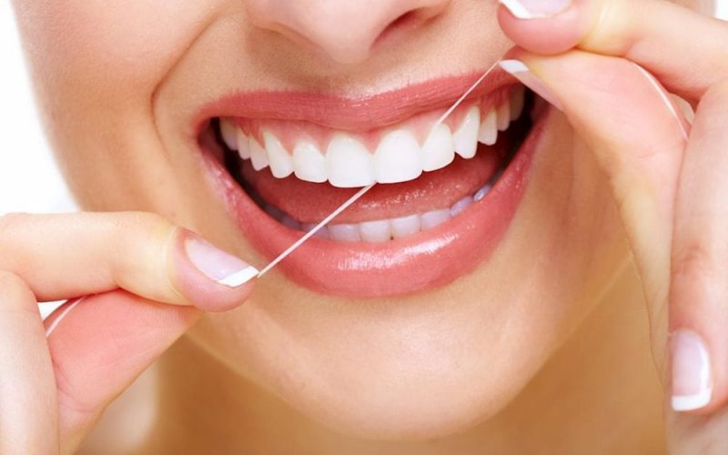 Cách chăm sóc răng miệng đúng cách là dùng chỉ nha khoa